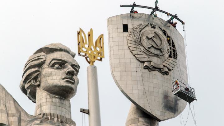 В Киеве убрали герб СССР с монумента Родина-мать