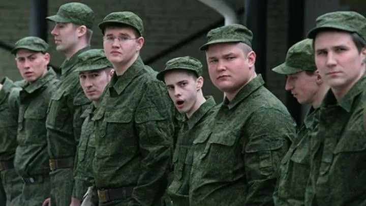 Хотим помогать Родине!: В Москве молодежь обращается в военкоматы