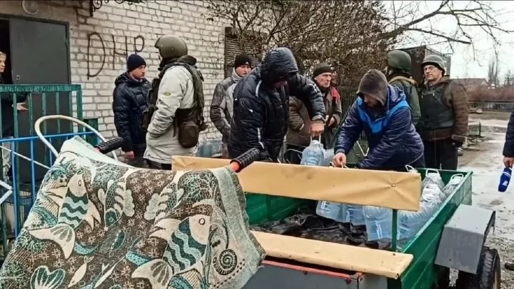 Мариупольцы бегут из осаждённого неонацистами Азова* города