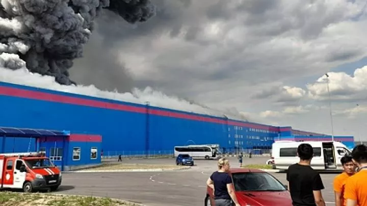 Прилёт пережили, чего бояться?: Возле непотушенного ж/д вокзала в Донецке началась торговля