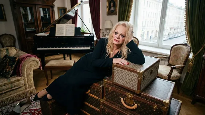 Надо заканчивать эту клоунаду. Долина остаётся в квартире? Певица снова переиграла Лурье