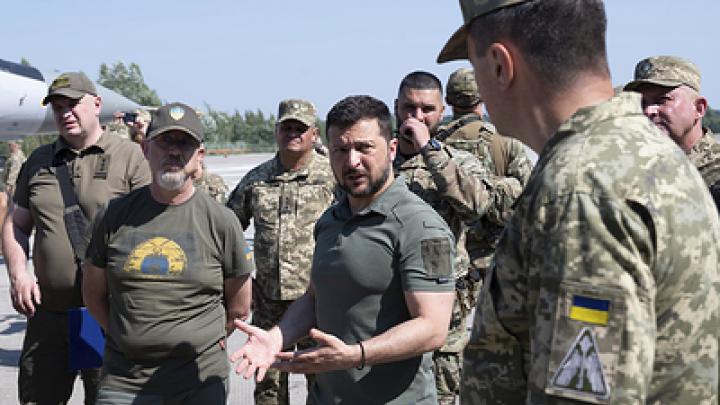 Охрана Зеленского собирает телефоны и держит в секрете места встречи – переводчица