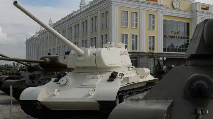 Жители города Нарва в Эстонии по ночам охраняют памятник Т-34 от местных властей — Подоляка