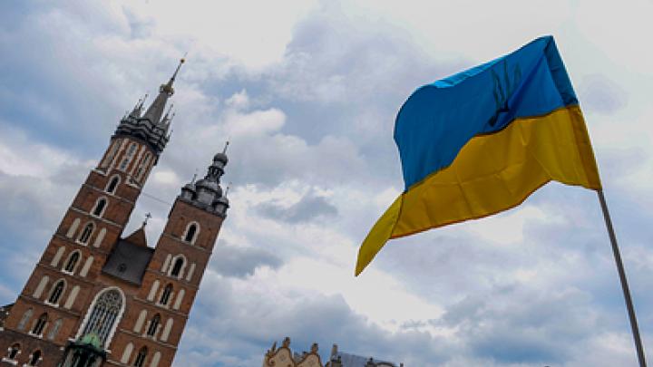 Наконец-то!: в Польше сняли украинские флаги с государственных зданий