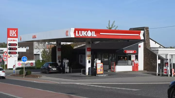 США лукавят, говоря о пересмотре потолка цен на российскую нефть – Игорь Юшков
