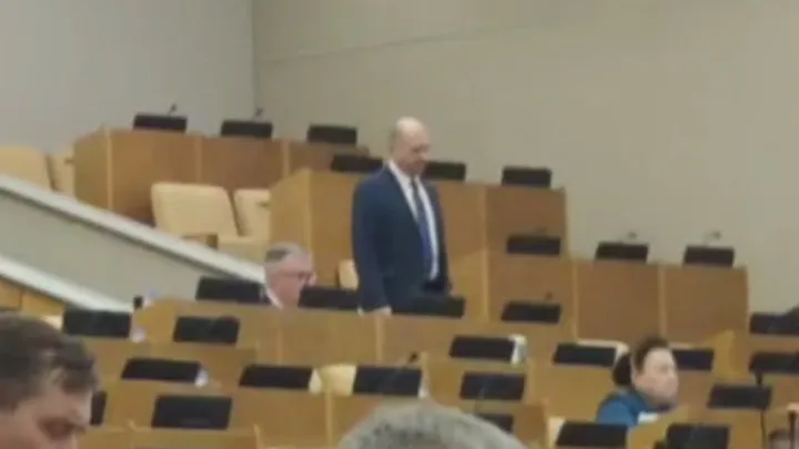 Вот так голосуют в Госдуме. За всех решает один человек. Кричит с последнего ряда