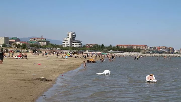 Пляж рядом с пылавшим аэродромом Саки переполнен отдыхающими  