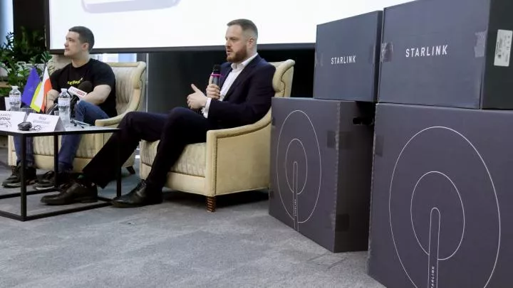 Украинский министр на коленях уговаривал Маска передать Киеву Starlink