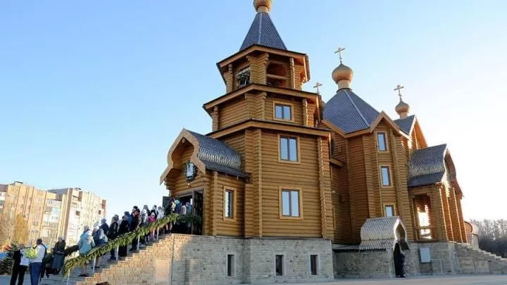 В Горловке освятили возрождённый после обстрелов православный храм