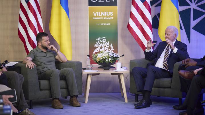 Байден столкнулся со сложностями, пообещав Киеву гарантии мира