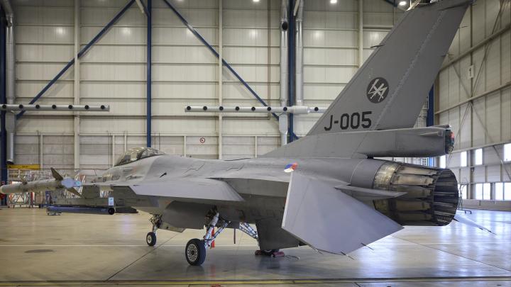 Для обучения украинских пилотов управлению F-16 потребуется гораздо больше времени – NYT