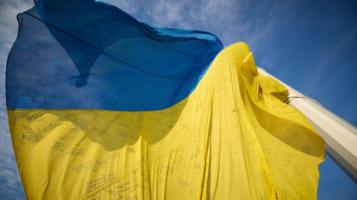 Достойный финал: выпущенный из Авдеевки украинский флаг приземлился в кучу с навозом