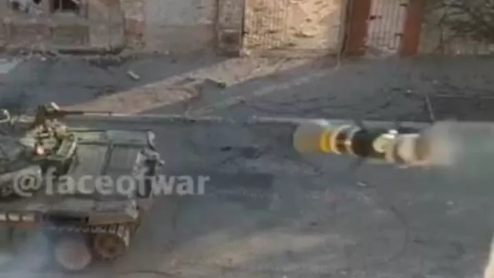 Боевики Азова* пытались подбить русский танк в Мариуполе британским ПТРК NLAW – опубликовано видео