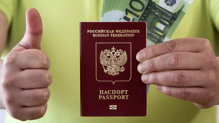 Восточные страны ЕС намерены усложнить проезд россиян через границу — FT