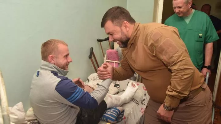 Медики совершают чудеса: Пушилин проведал получившего шесть ранений бойца ДНР