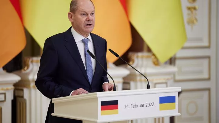 Канцлер ФРГ Шольц призвал поставлять Украине больше оружия 