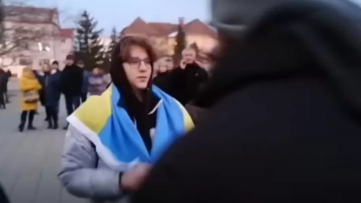 На антивоенном марше в Словакии избили проукраинского провокатора