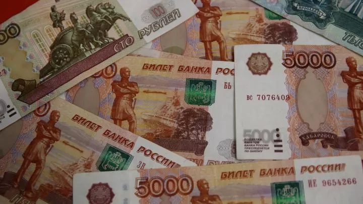 Аналитик рассказал, сколько будут стоить доллар и евро в марте
