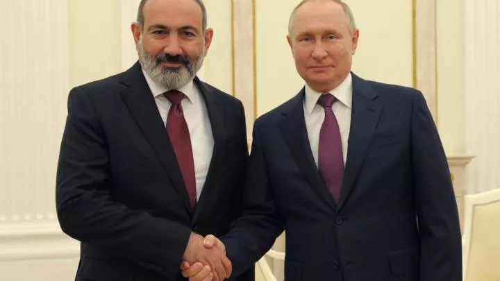 Путин и Пашинян провели телефонные переговоры ночью