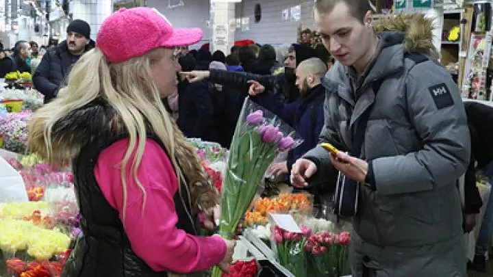 Людей очень много: Цветочные магазины Донецка работают под обстрелами