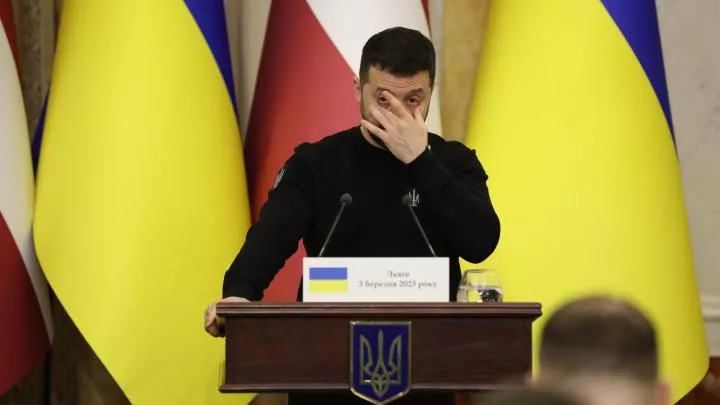 Смерть фашизму!: Болгарский политик выбросил флаг Украины с мэрии Софии (ВИДЕО)