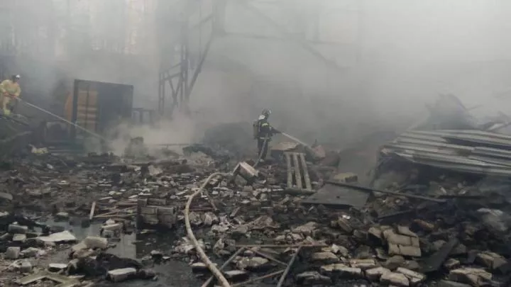 В Харькове произошел мощный взрыв — в небе виден густой столб дыма