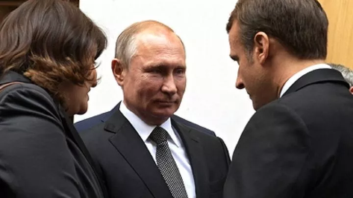 Макрон решил срочно созвониться с Путиным после решения о референдуме — СМИ 
