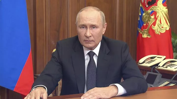 Запад должен уважительно относиться к России — Путин