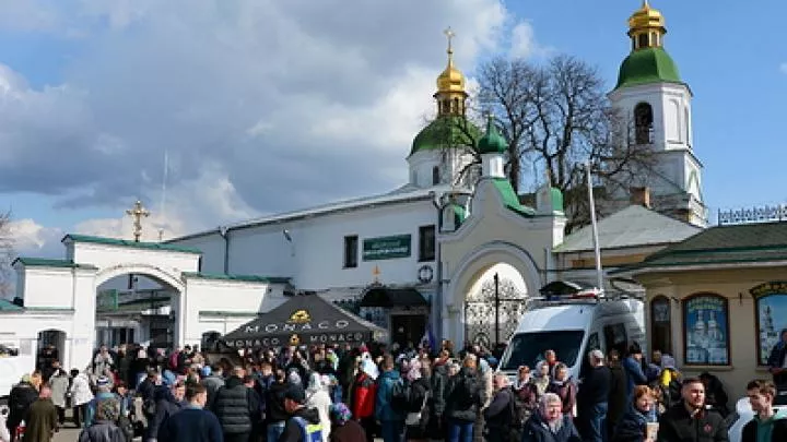 Тысячи прихожан собрались у Киево-Печерской лавры в Вербное воскресенье 