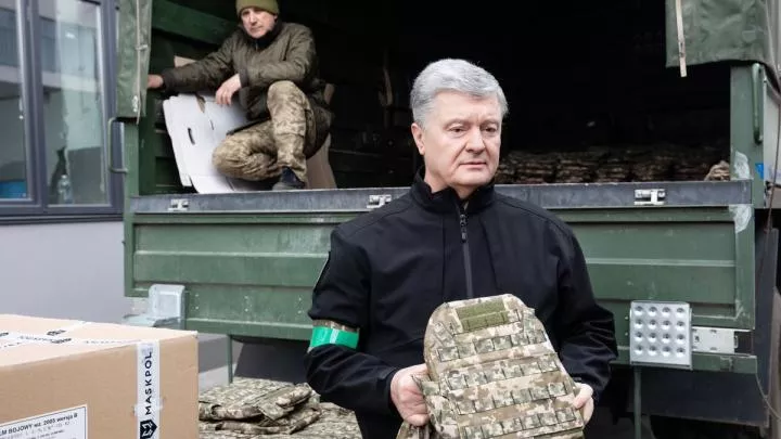 Порошенко готовит информационную атаку на Зеленского из-за Азовстали — источник