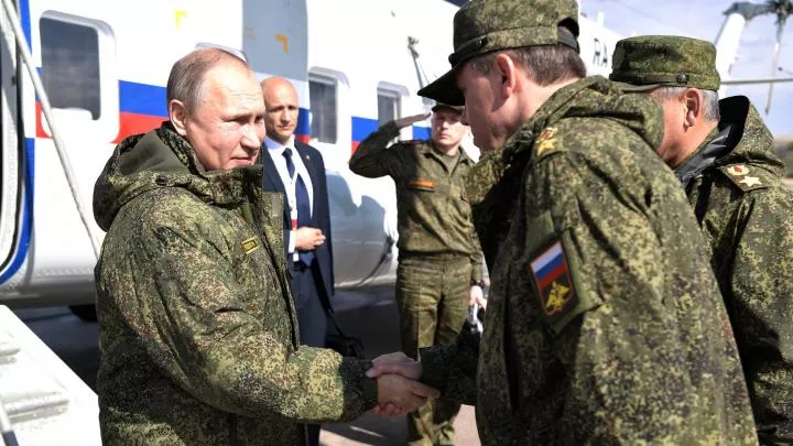 Путин посетил штабы российских войск под Херсоном и в ЛНР