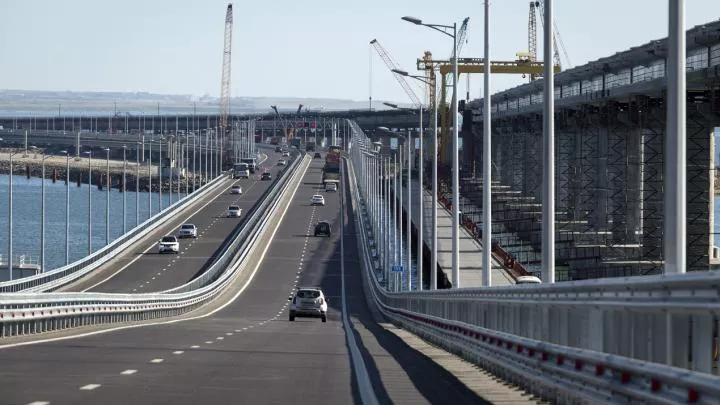 На Крымском мосту произошла диверсия — обрушены два автомобильных пролета