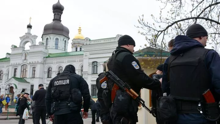 Нацполиция заблокировала вход в один из храмов Киево-Печерской лавры