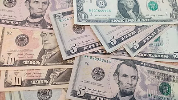 США ускорили крах доллара из-за использования мировой финансовой системы против России – FT