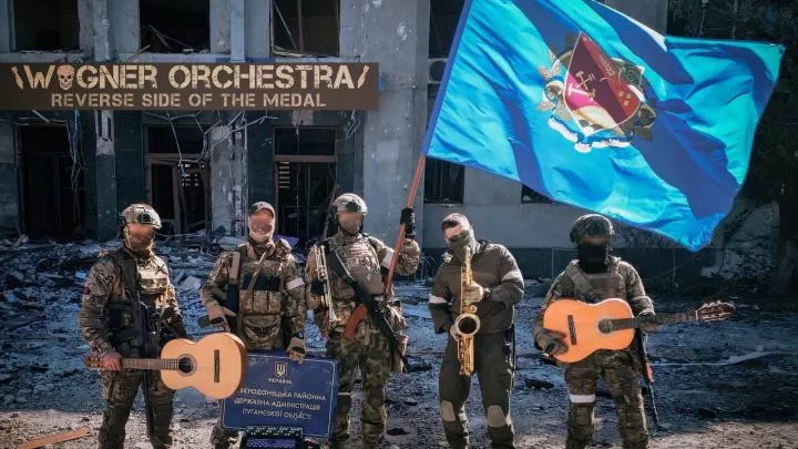 Оркестр на гастролях: бойцы ЧВК Вагнер опубликовали атмосферное фото из Северодонецка