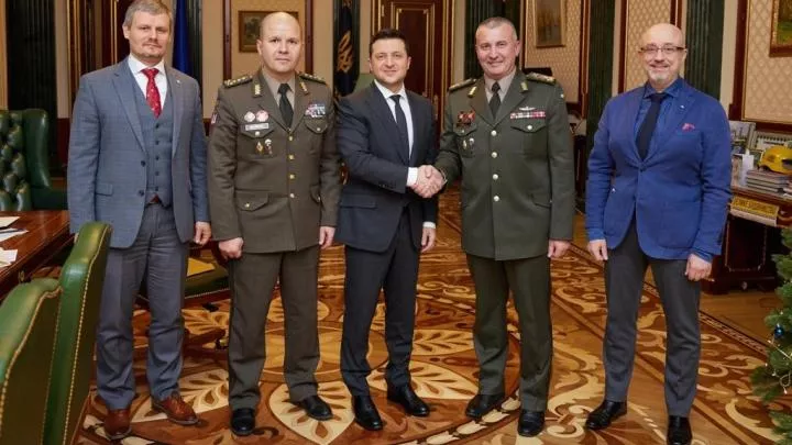 У него бронелифчик?: украинцы высмеяли внешний вид министра обороны