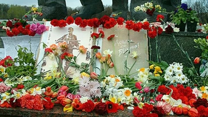 Пощечина предкам: Киев осудил отказ посла в ФРГ возложить цветы к советским мемориалам 