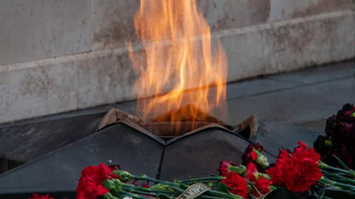 Агрессивная толпа не дала послу России возложить цветы на мемориале в Варшаве