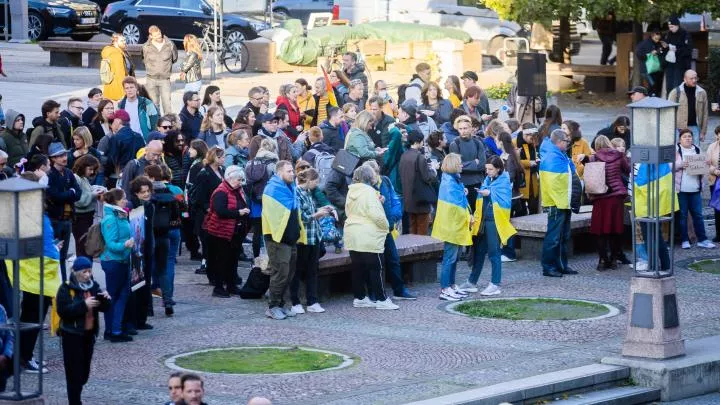 Санкции разрушают нас: В Будапеште появились плакаты с лозунгами против антироссийских ограничений
