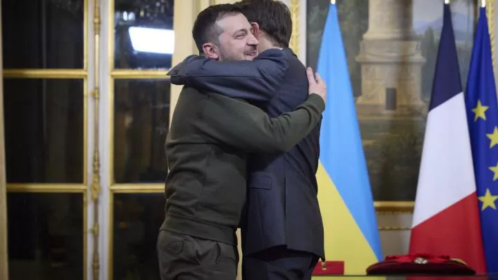 Макрон пообещал передать Киеву десятки бронемашин и легких танков