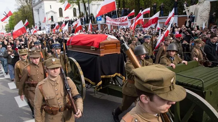 Премьер Польши потребовал эксгумации жертв Волыни