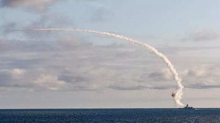 Российские войска нанесли удар по складу с боеприпасами на заводе в Николаеве