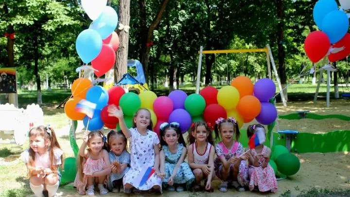 В Краснодоне ко Дню России открыли новую детскую площадку