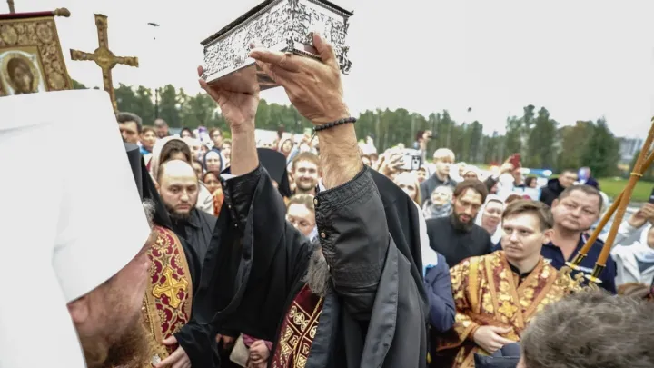 Он просто протягивает руку. Мощи святителя Спиридона в России: Вот как надо встречать святыню – с радостью, с открытым сердцем