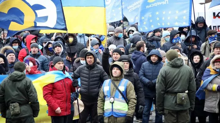 Сторонники Порошенко в прямом эфире напали на журналиста телеканала НАШ