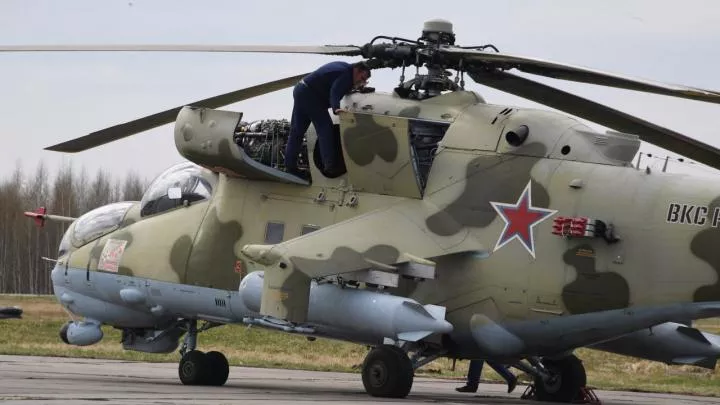 Минобороны показало боевую работу экипажей вертолетов-постановщиков помех