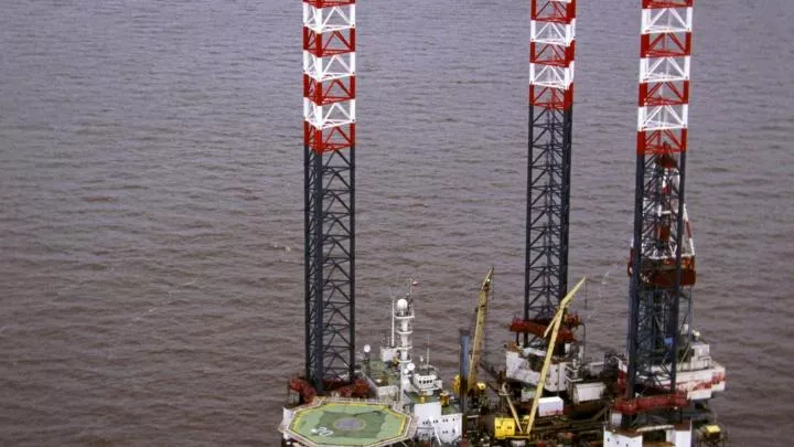 С буровых платформ Черноморнефтегаз эвакуированы 94 человека
