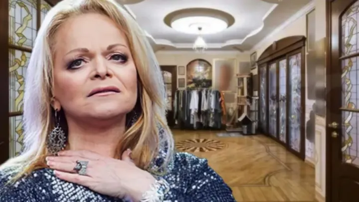 Долиной на правила плевать? У неё даже мигалка есть. А теперь вопросы к главному гаишнику