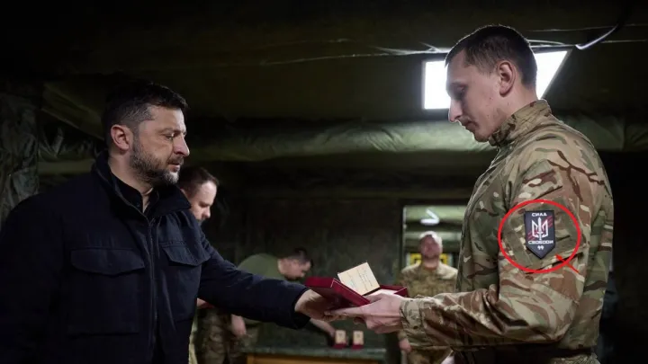 Одесситы оторопели: Зеленский наградил бойца с нашивкой СС. Что случилось с Путиным на церемонии в Кремле. Главные новости