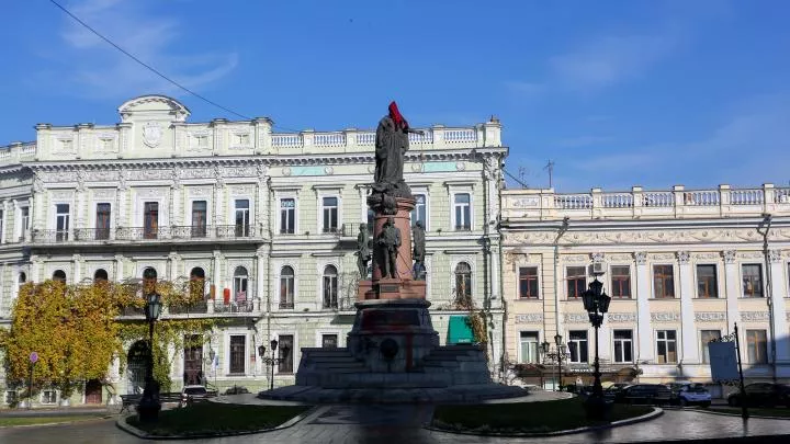 В Одессе готовят снос памятника Екатерине II – монумент обнесли забором